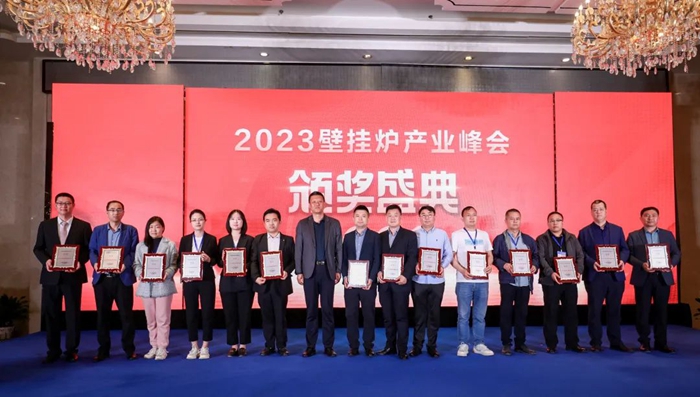 超凡国际超凡国际官网
西北大区总监毕明慧上台领奖（左一）